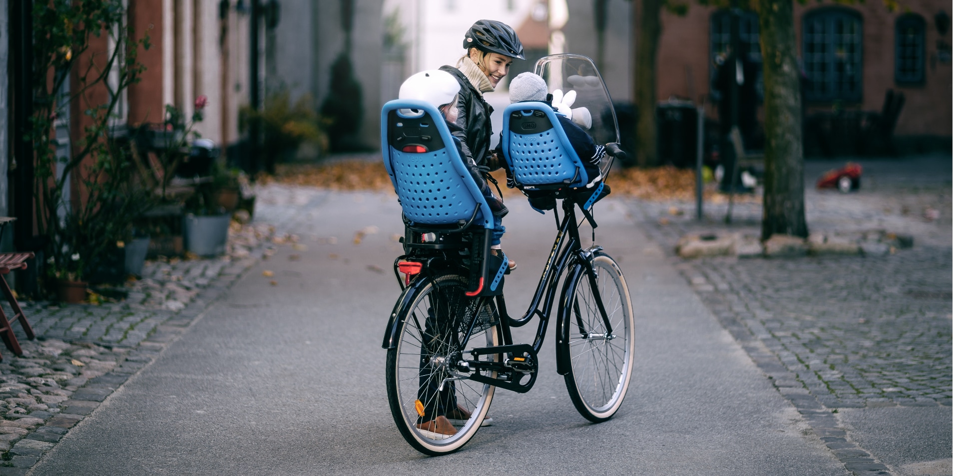 fahren eltern mit fahrrad vor oder hinter dem kind