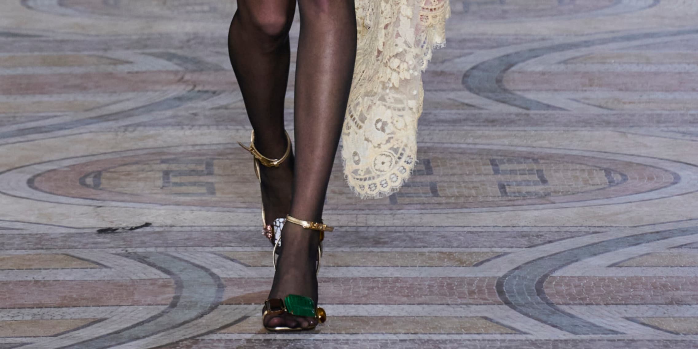 Robe Moulante Escarpins Avec Collants Noirs Porter Collants Et