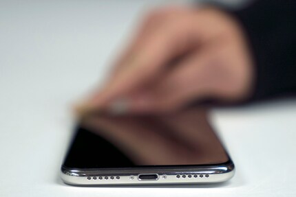 Das iPhone X liegt nie eben auf einem Tisch und wackelt immer