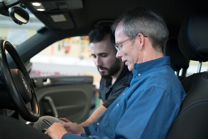 Letzte Instruktionen vor der Heimfahrt. Besmir Lokaj erklärt Roger Wiesli sein neues Gerät