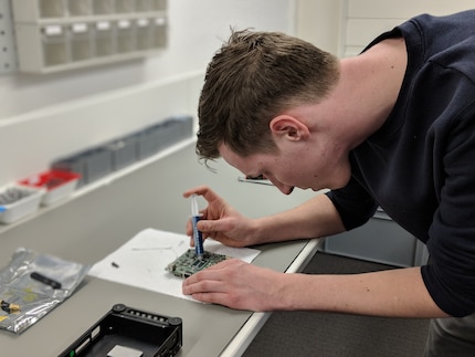 Dominik Prieth beim Auftragen der Wärmeleitpaste.