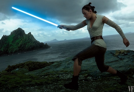 Daisy Ridley als Rey mit Luke Skywalkers Lichtschwert