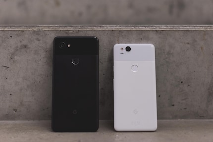 Das Pixel 2 XL neben dem kleineren Pixel 2.