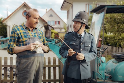 Dorfpolizist Grimm mit dem Corpus Delicti