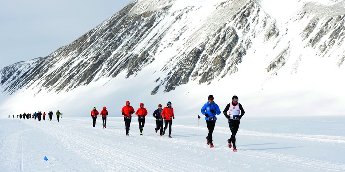 I corridori dell'Ultra-maratona non si fermano nemmeno al freddo gelido: i partecipanti alla 100K Ultra Race Antarctic.