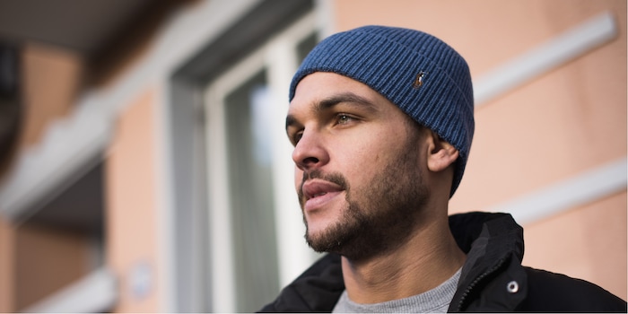 ... vous optez pour le look favori en le portant au-dessus des oreilles. ... vous optez pour le look favori en le portant au-dessus des oreilles.