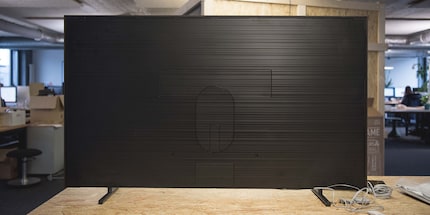 The Frame is even stylish from behind. This is what it looks like in case you decide not to mount it on the wall. The only cables you will see are the power cable connecting it to the mains and the fibre optic cable linking it up to the One Connect Box.