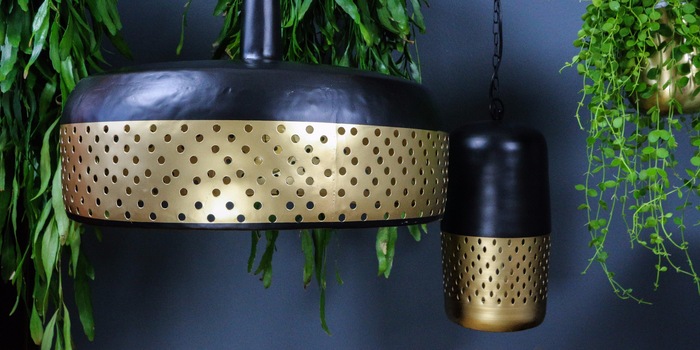 Statement-Leuchten: Die Modelle «Gold Iron» von Atelier Lumina sind mit ihrer flächigen Farbauftragung echte Hingucker. Statement-Leuchten: Die Modelle «Gold Iron» von Atelier Lumina sind mit ihrer flächigen Farbauftragung echte Hingucker.