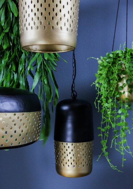 Mattes Gold und glänzendes Schwarz bei Atelier Lumina. Die Imperfektionen sorgen für Ethno-Charme und die Perforierung für verspielte Lichteffekte.