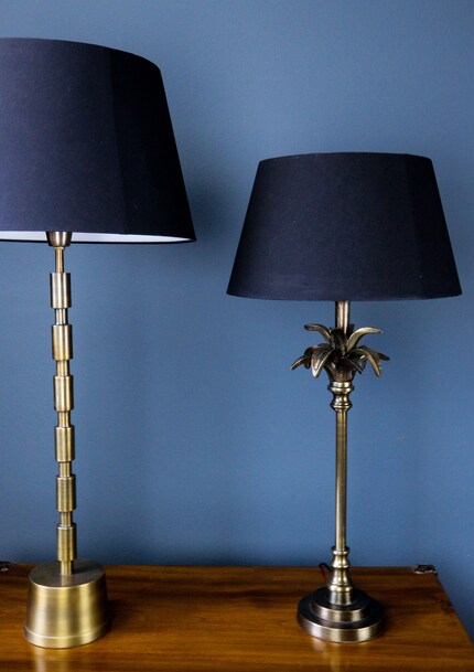 Kolonial-Flair dank Akzenten aus gebürstetem Metall in Messing. Beide von Atelier Lumina.