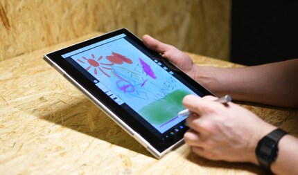 Auch in Tablet-Form bleibt es überraschend handlich.