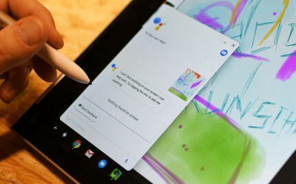 Der Google Assistant ist fest ins System integriert und lässt sich mit dem Stift benutzen.