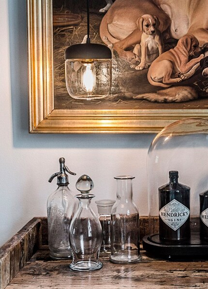 Stimmige Beleuchtung für die Minibar. Lampe «Acorn» von Vita.