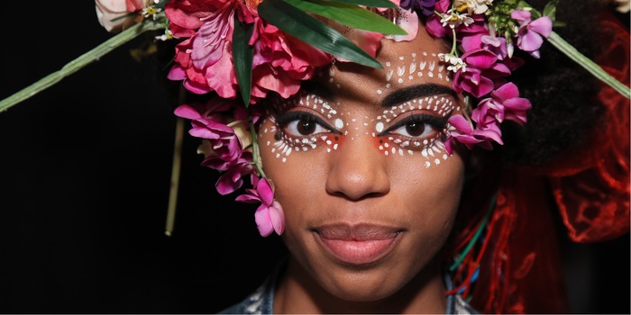 Desigual mostra come si fa: I bambini dei fiori veri indossano i colori estivi anche in inverno. Immagine: fashion stock. Desigual mostra come si fa: I bambini dei fiori veri indossano i colori estivi anche in inverno. Immagine: fashion stock.