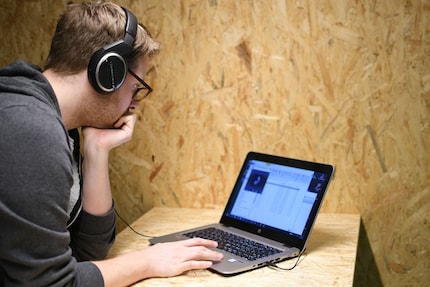 Le rédacteur Luca me dit: «Pourquoi pas écouter un peu de musique?»