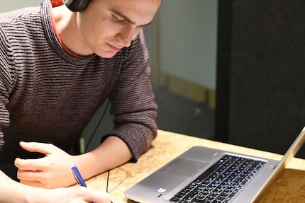 Voici Thomas spécialiste en marketing et victime innocente de notre département audio.