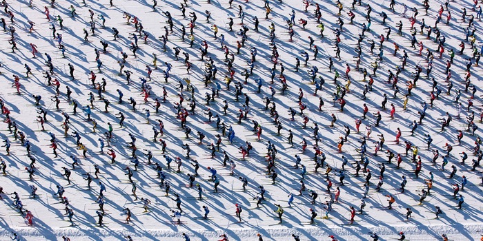 Des skieurs de fond enthousiastes au marathon de ski de l'Engadine - plus de 14 000 participants attendus cette année