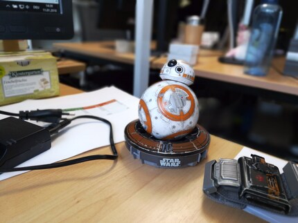 E BB-8 con effetto Bokeh / sfocatura dello sfondo.