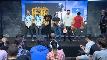Yukie (3.d.d.) con il suo trofeo e il suo compagno di squadra belga THZ. 