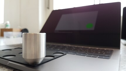 Kalibrierung des Trackpads mit Gewichten.