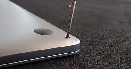 Eine von gefühlt 1000 Schrauben beim Mac Book.