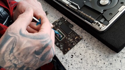 Wärmeleitpaste auf CPU und GPU gehören auch bei Mac Books dazu.