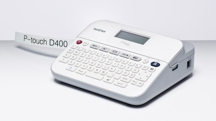 Beschriftungsgeräte, wie der P-touch D400, sind für den mobilen Einsatz optimal. Allerdings ist man damit von der Gestaltung her eingeschränkt.