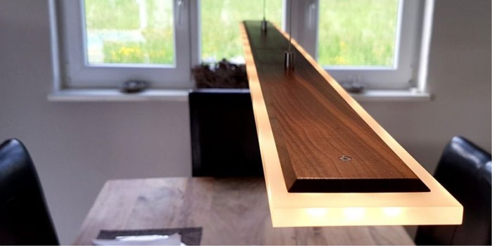 Besonders über dem Esstisch rückt die innovative Leuchte alles ins rechte Licht.