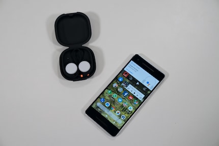 Klappt man das Etui auf, verbinden sich die Pixel Buds automatisch.