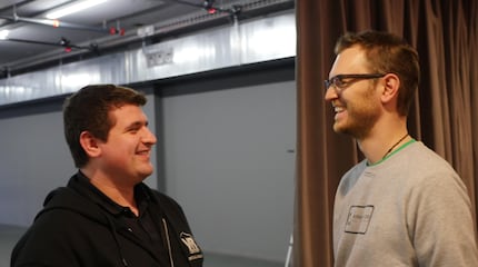 Fabian Freund e Ronny Tobler discutono i dettagli finali prima di calare il sipario (letteralmente).