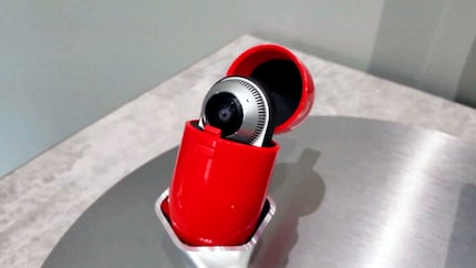 Das Kamera-Modul kommt im eigenen knallroten Case