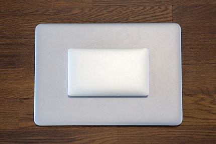 Grössenvergleich mit einem 14 Zoll Notebook.