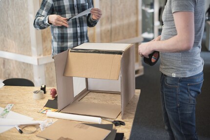 Vous pouvez aussi peindre les zones marrons du carton avec un spray blanc.