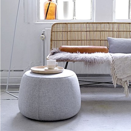 Les poufs sont des solutions deux en un. On peut y déposer des choses...