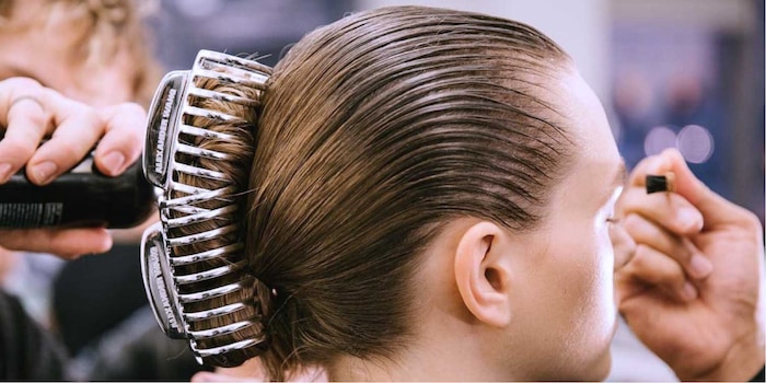 Les défilés d’Alexander Wang font la part belle aux pinces à cheveux. Et sur la scène des réseaux sociaux, les blogueuses beauté et mode ne jurent plus que par elles.