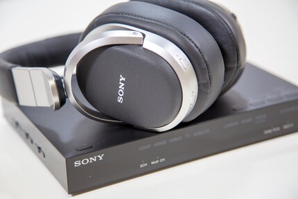 Kopfhörer und Basisstation sorgen als Duo für eine saubere Aufbereitung und Wiedergabe deines Surround-Sounds aus beliebiger Quelle.