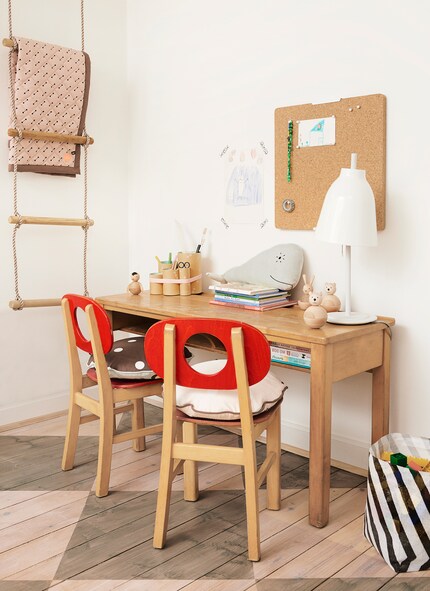 An eye-catcher in the children's room or office: Pinboards are great to stage your children's artwork or hang posters without needing a picture frame.