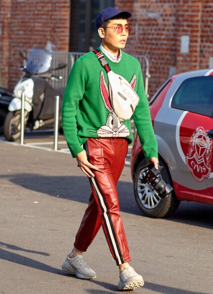 Oder schnall sie dir um die Schulter.