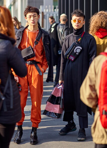 Längst nicht mehr nur was für Touristen: Die Bauchtasche erobert die Blogger- und Modeszene.