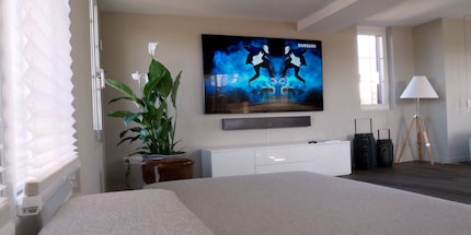 Dank No-Gap-Wallmount kannst du den Fernseher direkt an deine Wohnwand montieren.
