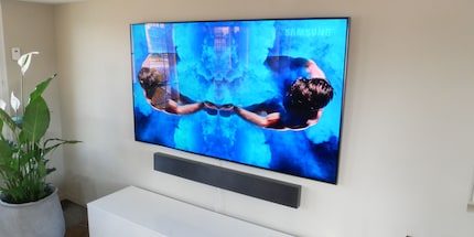 One Invisible Connection – nur ein Kabel führt vom Fernseher weg.