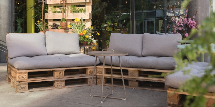 «Uni-»corn style: Plain-coloured pallet cushions are classic, easy to combine and make everything around them stand out.