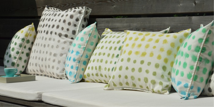 Cushions are also a great outdoor accessory – provided they are made of water-repellent fabric. Cushions are also a great outdoor accessory – provided they are made of water-repellent fabric.