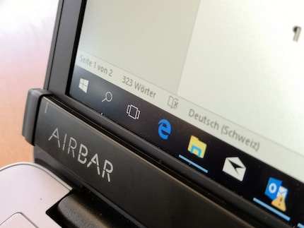 Die Air Bar erzeugt ein Lichtfeld über dem Display.