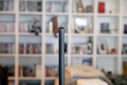 Gli OLED possono essere realizzati molto sottili perché non necessitano di retroilluminazione. Il C8 di LG è spesso circa 1 centimetro.