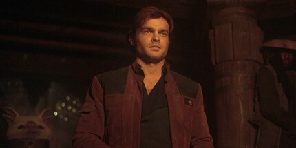 Alden Ehrenreich spielt einen noch sehr jungen Han Solo.