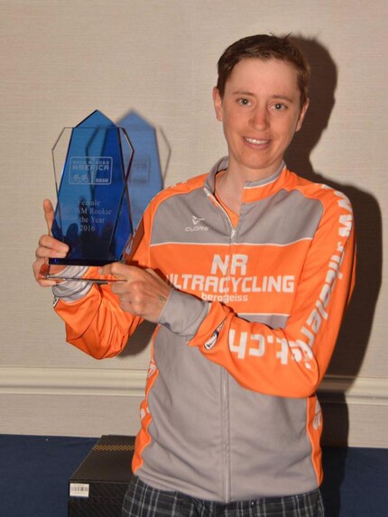 Auszeichnung: Nicole Reist als «Rookie of the year» am RAAM 2016