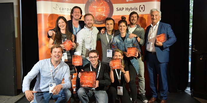 L'équipe digitec Galaxus avec le laudateur (à droite) et les cinq Digital Commerce Awards.