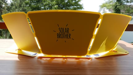 Die Rückseite steht stabil und lässt sich bei Bedarf mit Heringen fixieren oder Steinen beschweren.