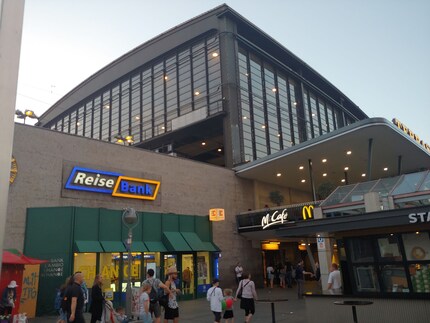 Der Berliner Bahnhof Zoo mit der normalen Linse...